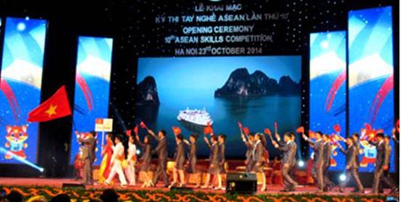 Đoàn thí sinh Việt Nam rước cờ Tổ quốc qua sân khấu.